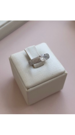 Anel Solitário cravejado 3 linhas de zirconias, 4 garras , pedra em formato diamante em Prata 925