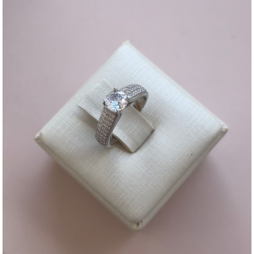 Anel Solitário cravejado 3 linhas de zirconias, 4 garras , pedra em formato diamante em Prata 925