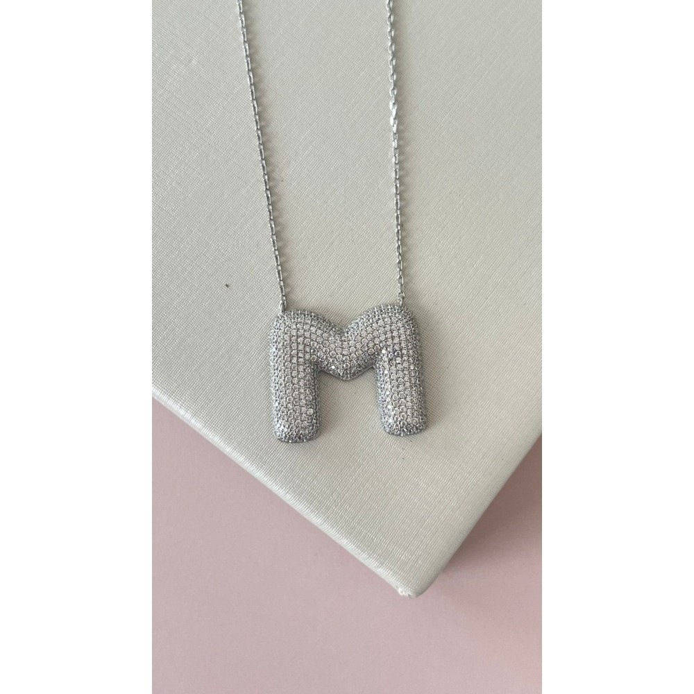 GARGANTILHA LETRA M PRATA 925 ZIRCONIAS 